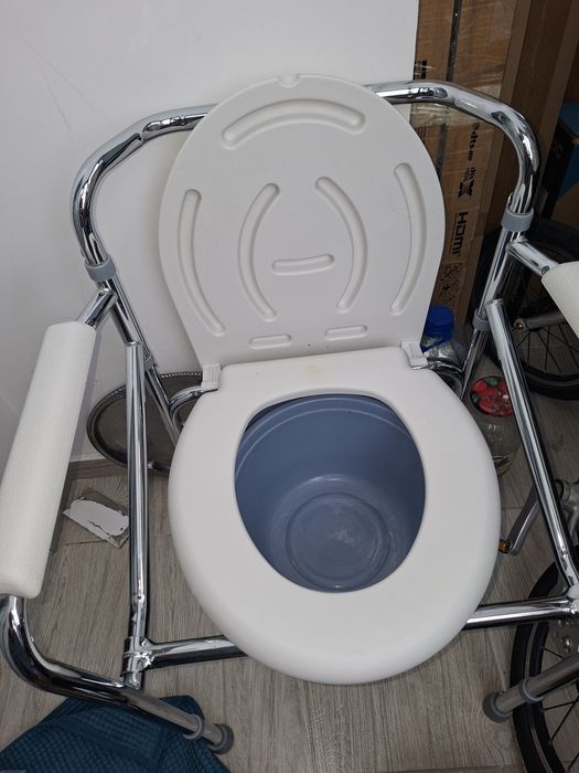Инвалидное кресло и биотуалет
