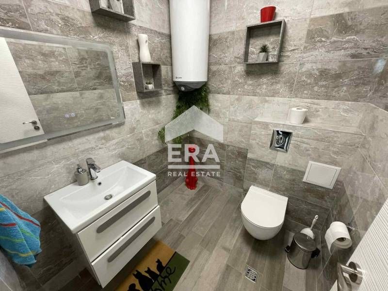 Триетажна обзаведена къща за продажба, с двор, басейн и 2 паркоместа,