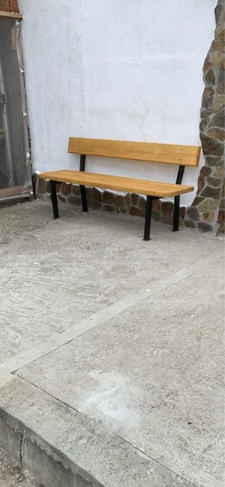 Градински пейки с метални крака