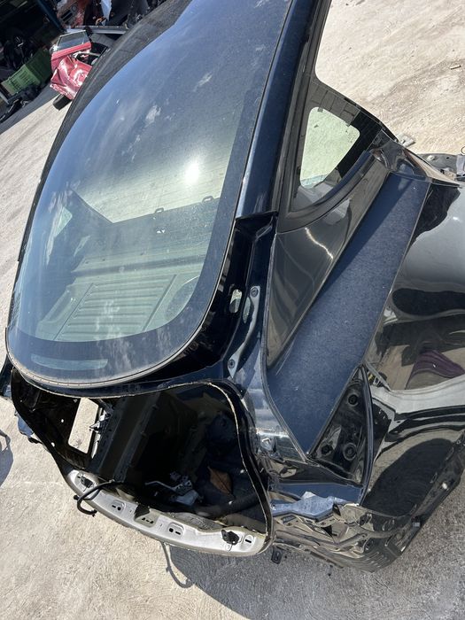 Продавам задница за Tesla модел 3