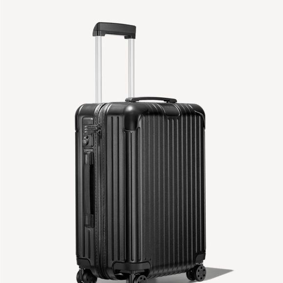 RIMOWA Essential — Matte Black