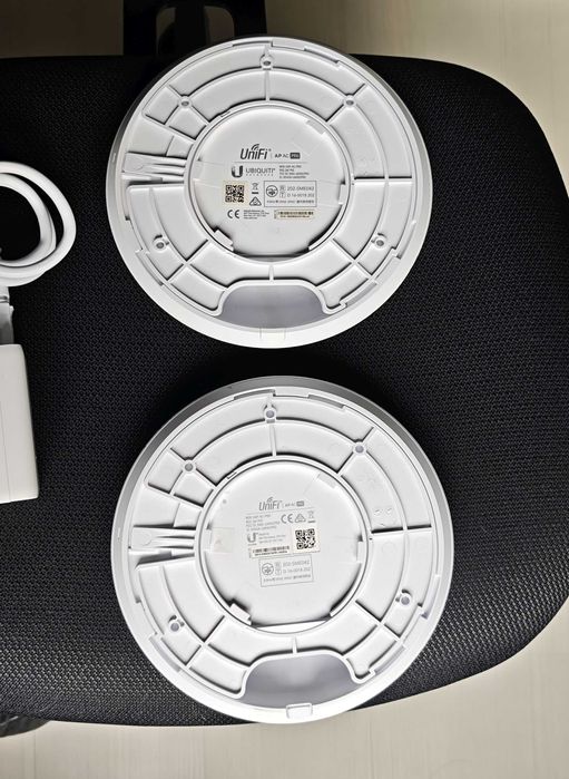 2x Ubiquiti UniFi UAP-AC-PRO access point
