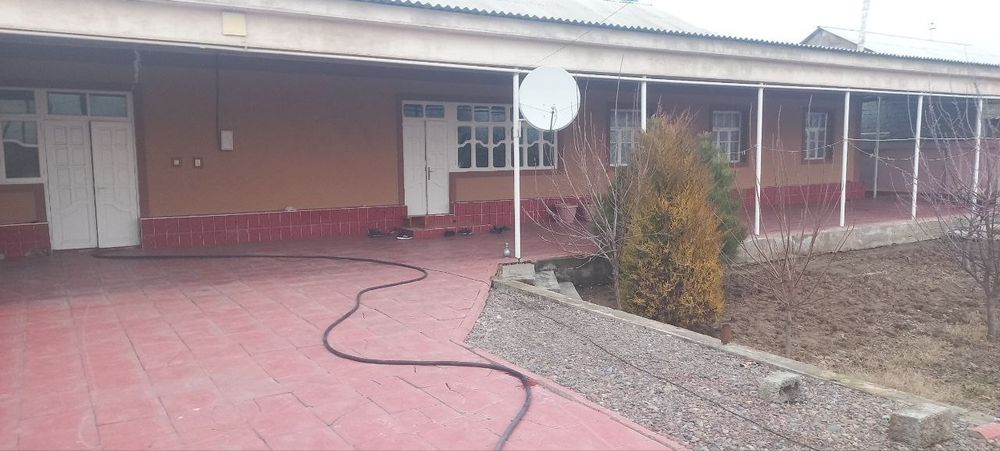 Уй сотилади  Синдарободда 20 сотих.хамма шароити борр