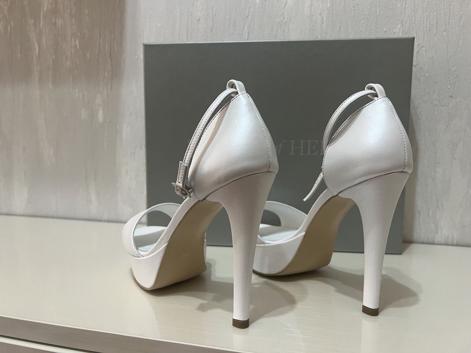 Pantofi cu toc și platforma TRACES of heels