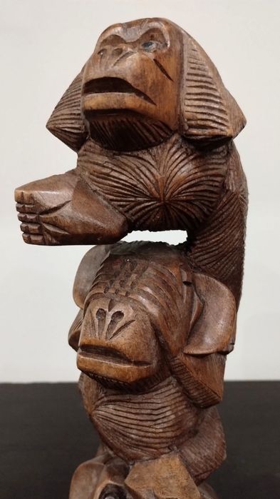 Чудесна статуетка на трите мъдри маймуни.