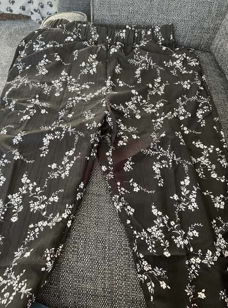 Черни панталони на бели цветя с джобове