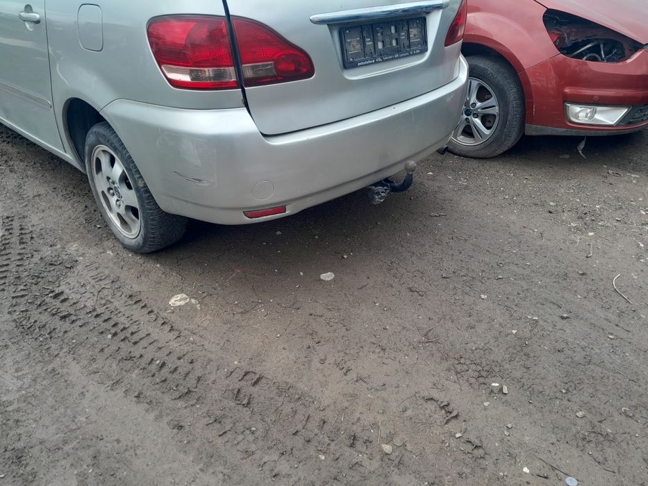 Продавам Тойота авенсис версо на части