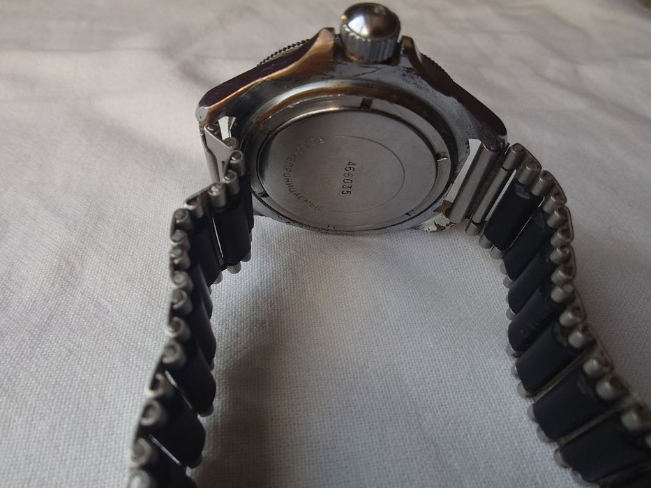 Восток Командирски - съветски механичен часовник, с ръчно навиване.