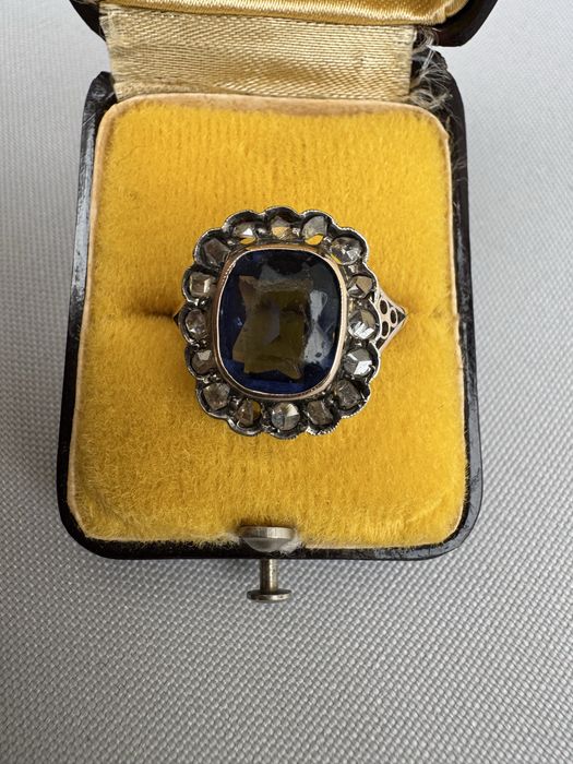 Inel aur, turmalina albastra si diamante montate in argint