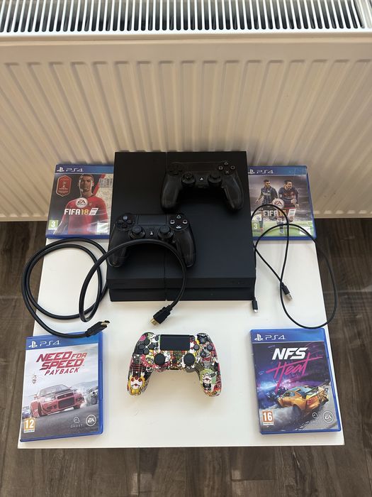 vand playstation 4 folosit, 3 manete, 4 jocuri