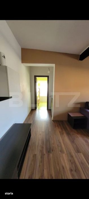 Apartament cu 2 camere, semidecomandat, etaj 3/3,  cu parcare, zona Mu