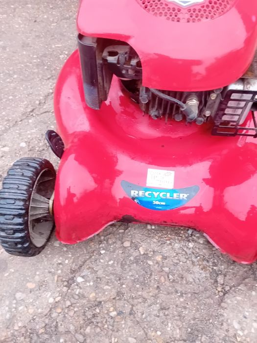 Masina de tuns gazon cu propulsie ,pe benzina și baterie .stare buna.