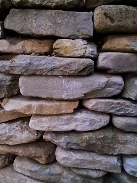 Piatră caldarâm și ziduri