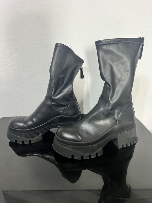 Cizme Zara din piele naturală purtate puțin vin foarte bine în picior