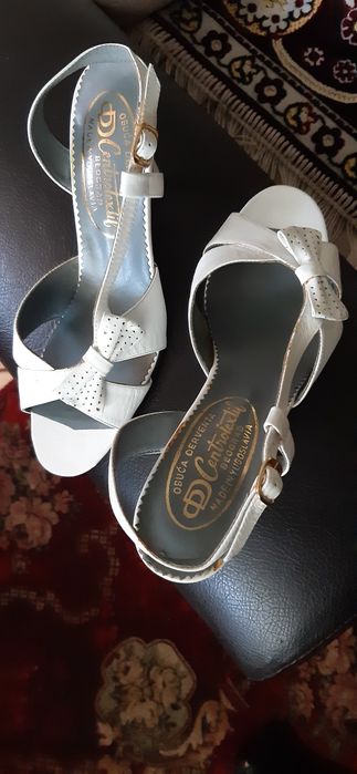 Босоножки  белые