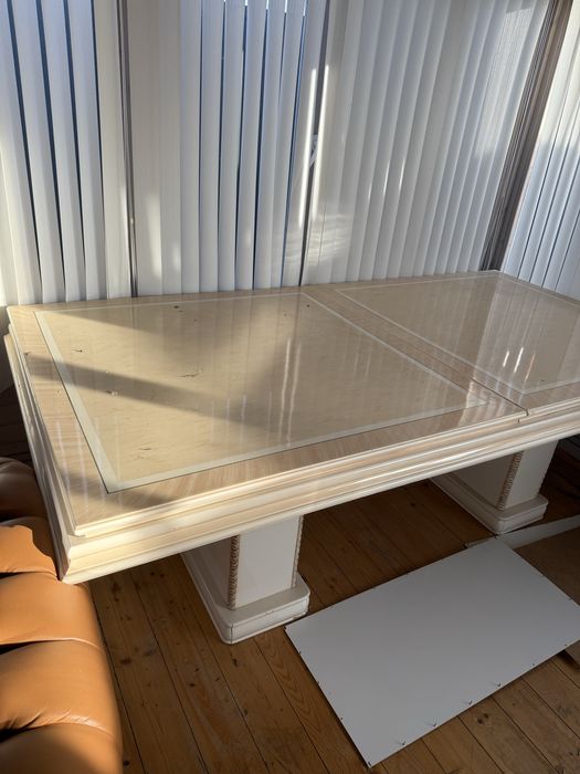 Стол гостинный бежевый