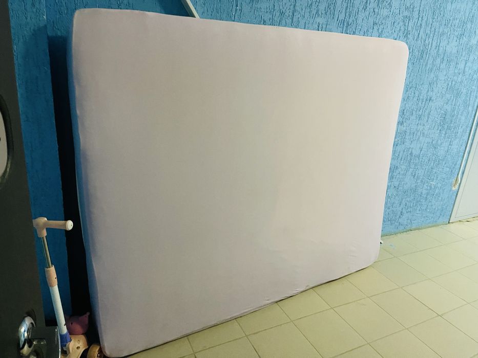 Продам матрс б/у в хорошем состоянии. Не просевший . Без запаха