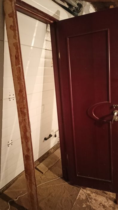 Дверь с рамой б/у