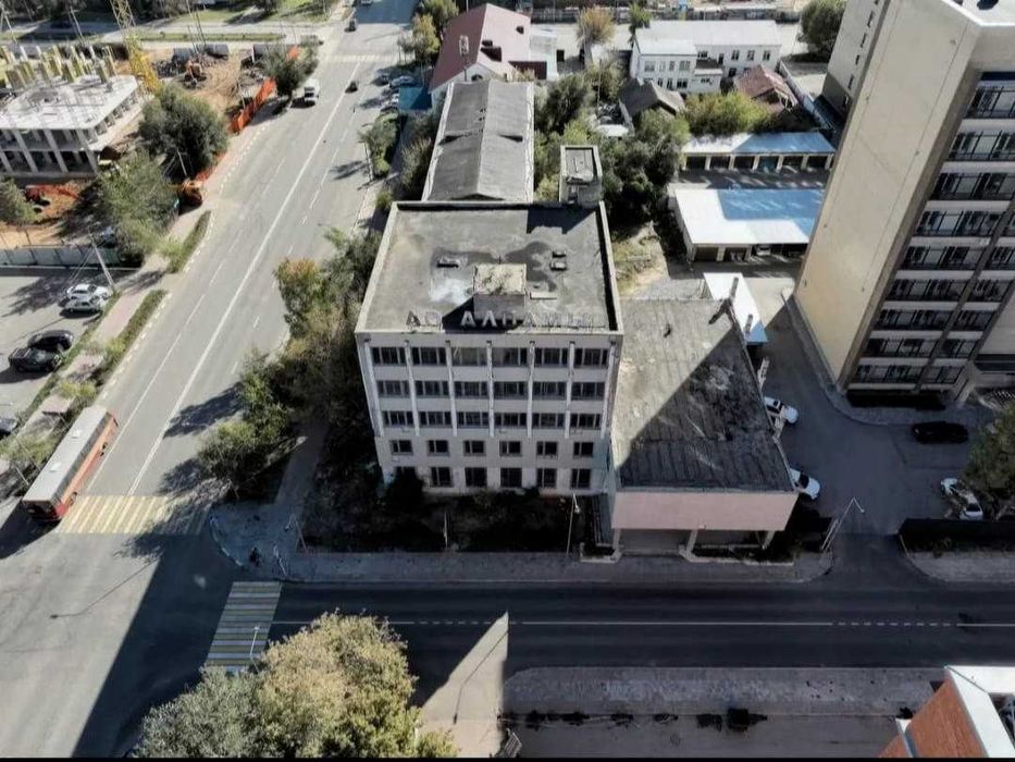отдельно стоящее здание в центре города