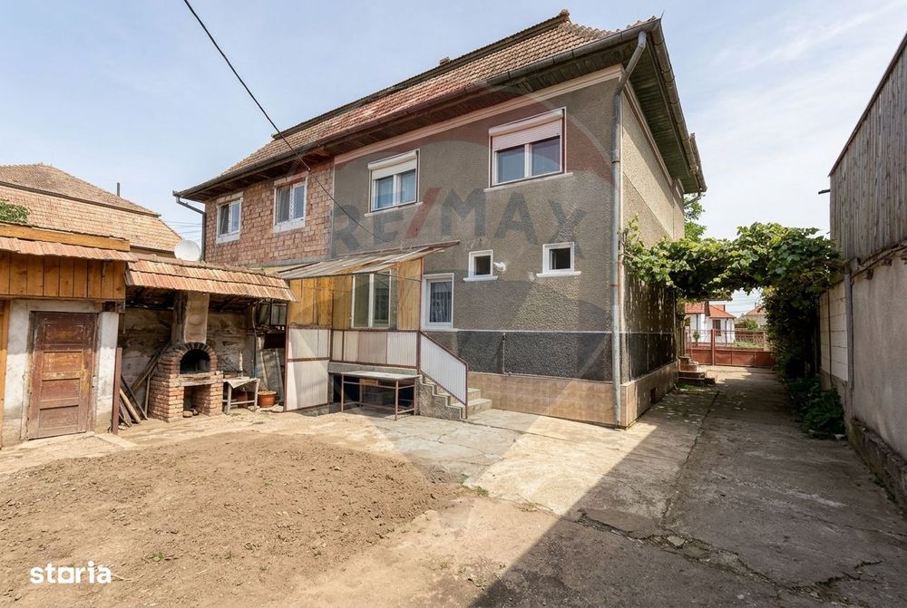 Casă cu 4 camere de vânzare - str. Morii