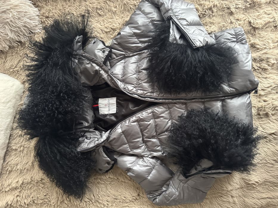 Moncler с естествен косъм.