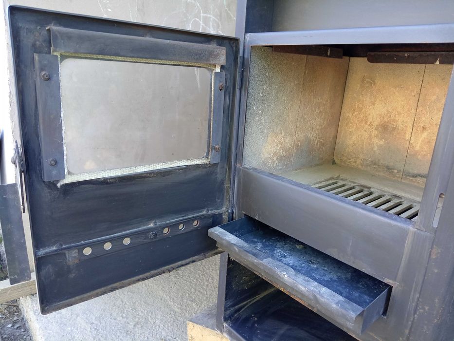 Vând sobă pe lemne și brichete