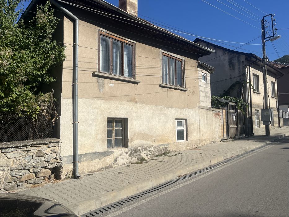 Къща с двор и втора самостоятелна жилищна сграда