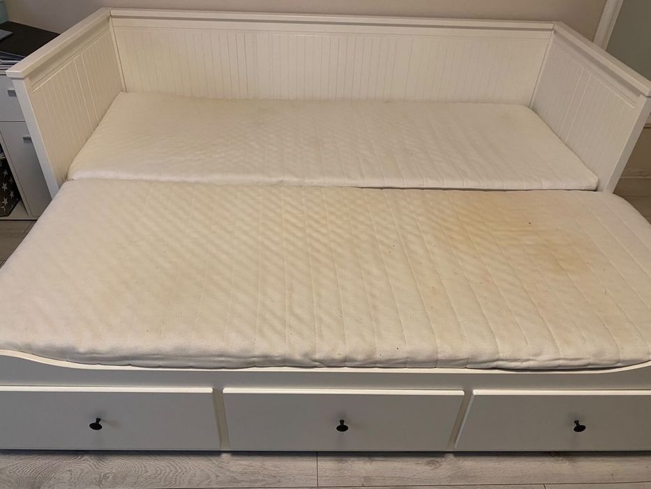 vând pat din lemn,in stare foarte buna,cu somieră si saltea,dimensiuni 160/200