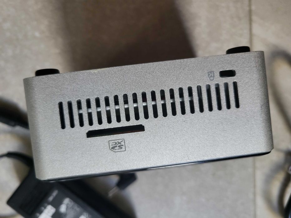 Мини компютър Intel Nuc NUC6i5SYH , wi-fi, bluetooth, 512 SSD, 16 ram, intel i5-6260U