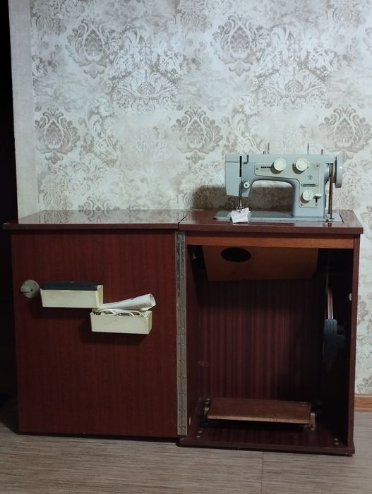 Продам швейную машинку Подольск 142