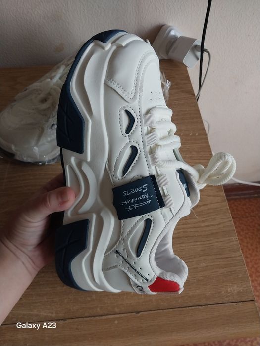 Женские  кроссовки  новые