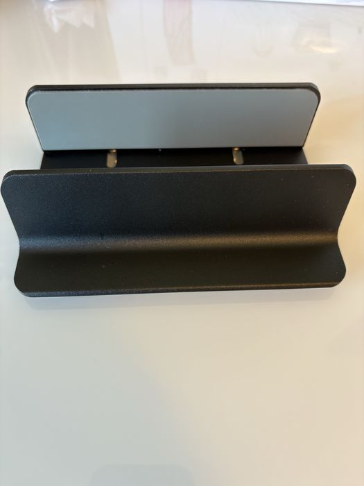 Stand vertical pentru laptop