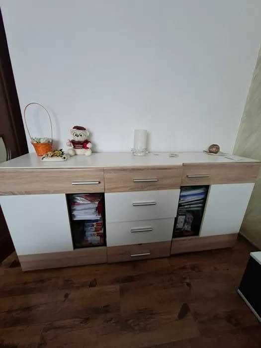 comodă cu vitrină