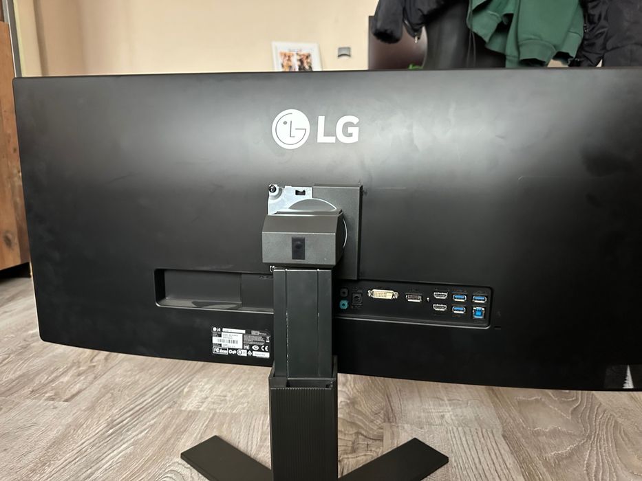 Продавам LG монитор в отлично състояния 60hz