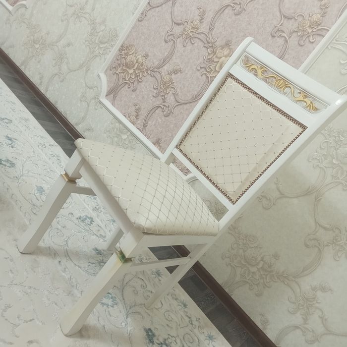 Срочно Я продаю стулья версачи.