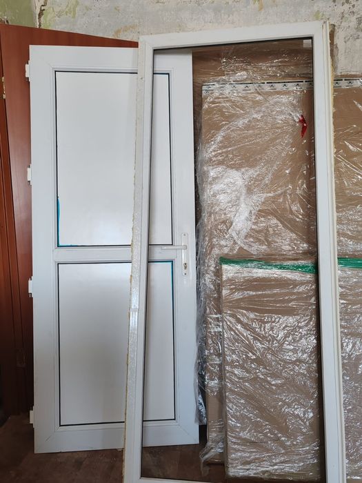 Продам Пластиковую Дверь