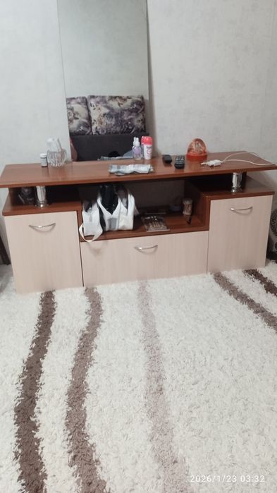 Продам тумбочку под телевизор.