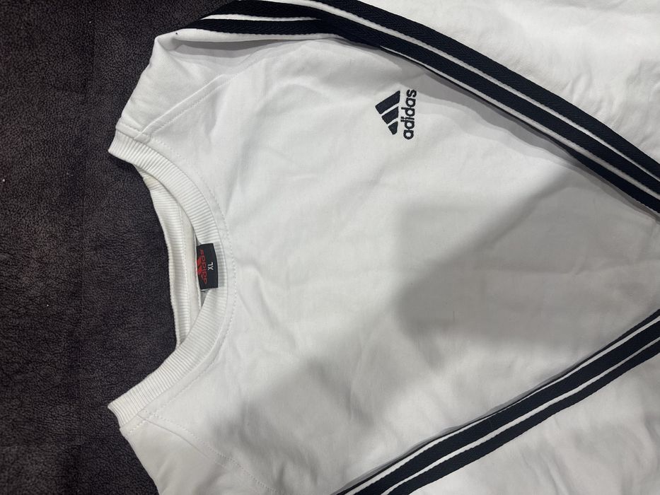 продам белый свитшот Adidas