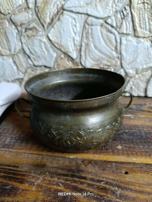 Стара кашпа и кутия