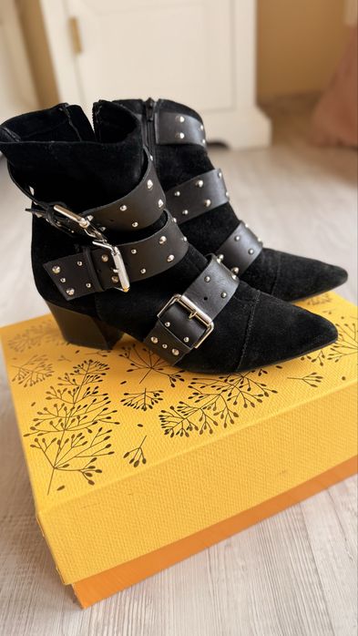 Ghete piele intoarsa cu catarame