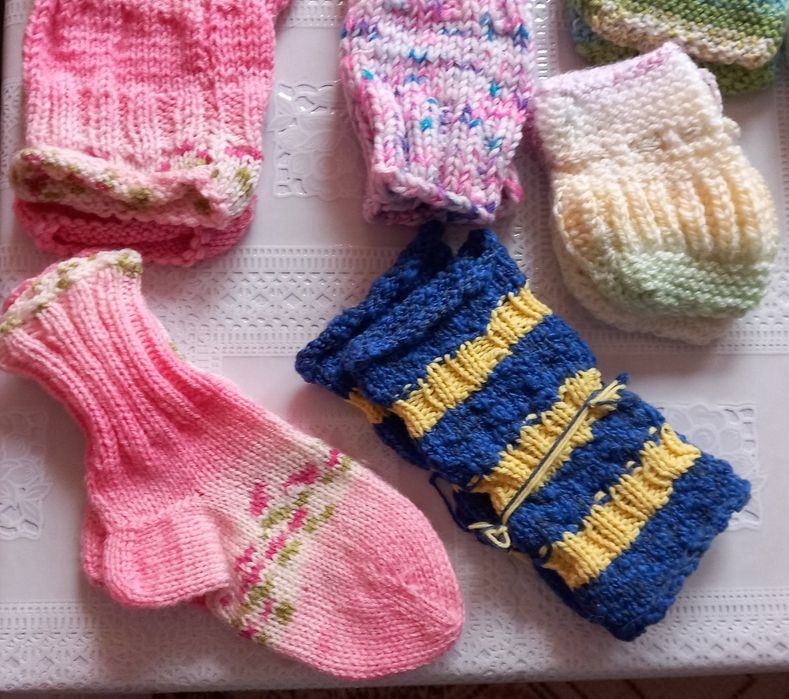 Предлагам бебешки терлички и калцуни