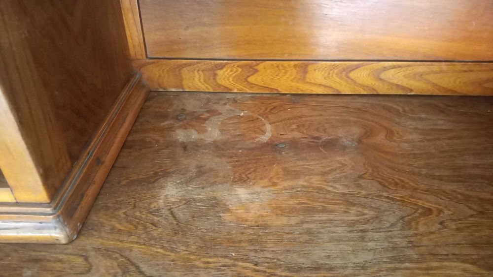 Старинен ретро шкаф