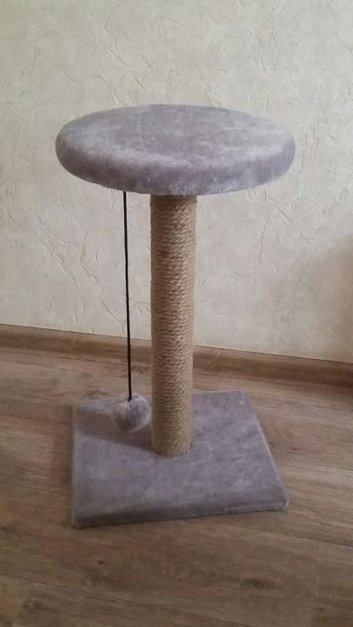 Лежанка с когтеточкой для кошки