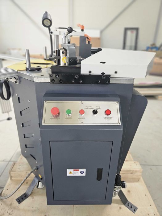 Masina profesionala de sertizat profile de aluminiu