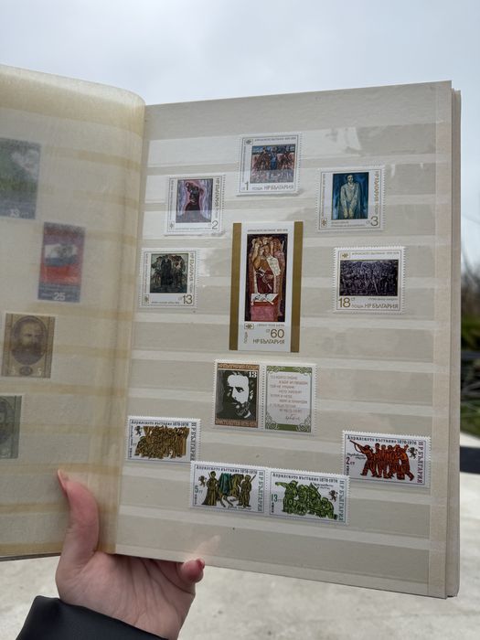 Голям класьор с различни пощенски марки