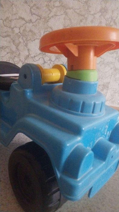 Продам машинку детскую толокар