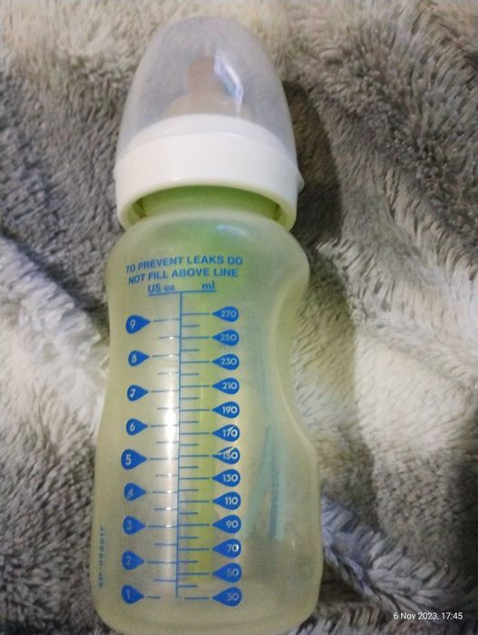 Бебешки бутилки Dr. Brown's и залагалки буики и чорапки