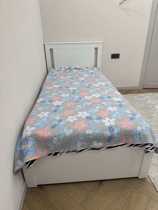 Кровать IKEA  90*200 с матрасом, ящиками