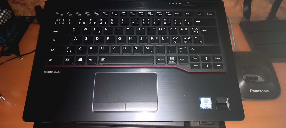 Продавам лаптоп Фуджицу U 748