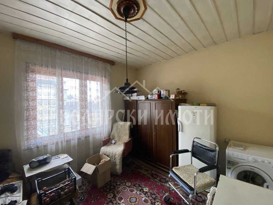 Масивна къща с гараж в с. Самоводене